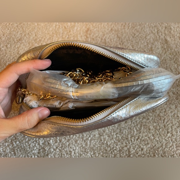 Victoria’s Secret Metallic Silver Snakeskin Crossbody Purse Gold Link Chain - Picture 4 of 5